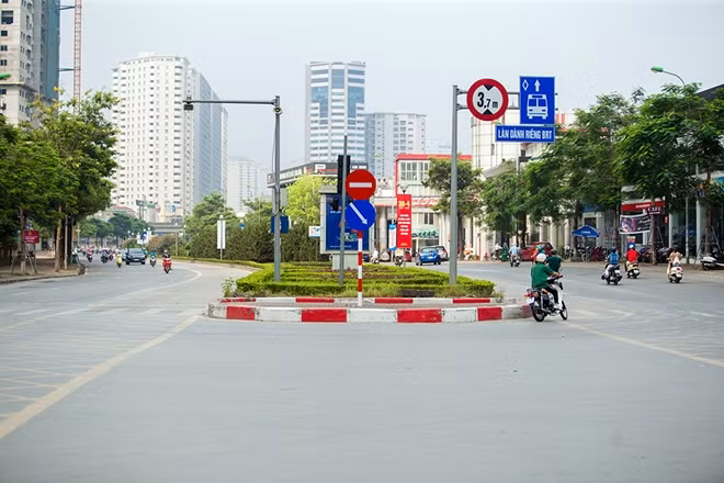 Một điểm nóng về giao thông khác của Hà Nội, tuyến đường Lê Văn Lương vào thời điểm 8h15 sáng ngày 29-4 trở lên rộng rãi, thênh thang, không còn cách chen chúc người và phương tiện mỗi ngày. Lê Văn Lương là một trong 2 tuyến đường nằm trong đề xuất của Hà Nội về việc cấm xe máy lưu thông gây nhiều tranh cãi.