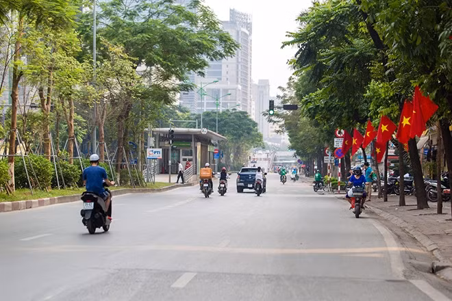Phố Láng Hạ vào lúc 9h sáng, thênh thang, thoãng đãng.