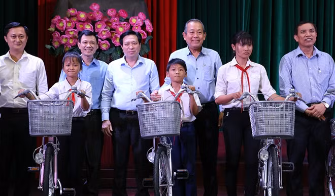 Các nhà tài trợ cùng trao quà cho các cháu học sinh.