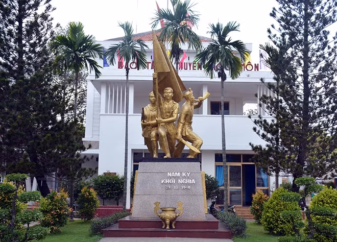 Tượng đài Nam Kỳ khởi nghĩa đặt trước Bảo tàng huyện Hóc Môn.