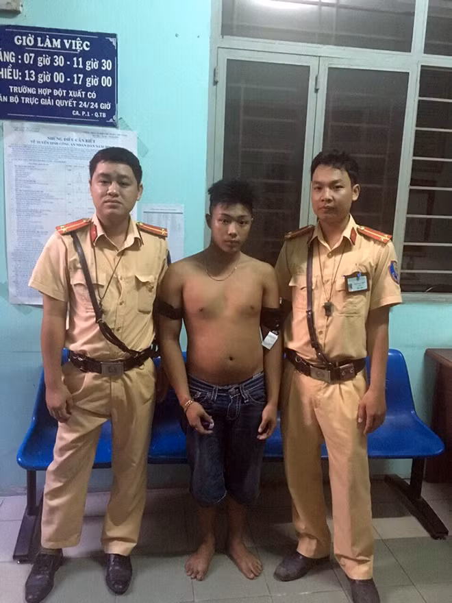 Lực lượng CSGT bắt giữ đối tượng cướp giật. Lực lượng CSGT bắt giữ đối tượng cướp giật.