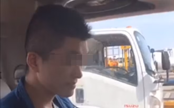 Hình ảnh Peng ngồi trên ôtô của lực lượng chức năng sau khi xuống máy bay. Ảnh cắt từ clip.