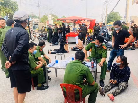 Tóm gọn các đối tượng đang thu tiền bảo kê của tiểu thương.