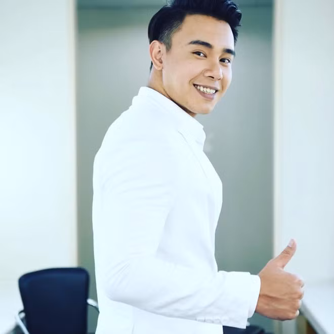 Ca sỹ Đông Hùng.