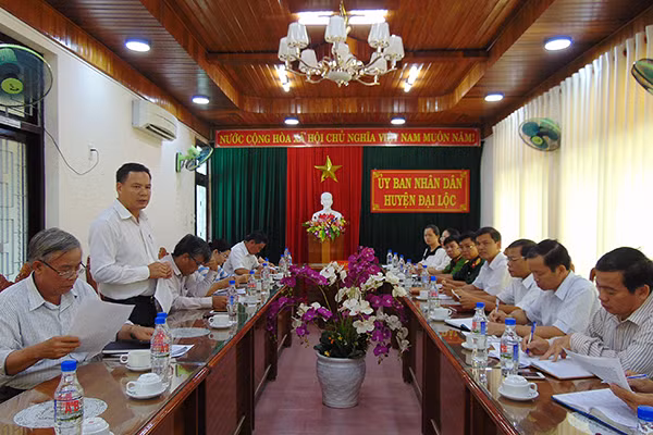Ông Lê Văn Thanh, Phó Chủ tịch UBND tỉnh Quảng Nam làm việc với lãnh đạo chủ chốt huyện Đại Lộc.