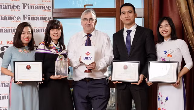 Đại diện BIDV nhận cúp và chứng nhận giải thưởng từ Giám đốc điều hành Tạp chí GB&FR Martin Murphy (đứng giữa)
