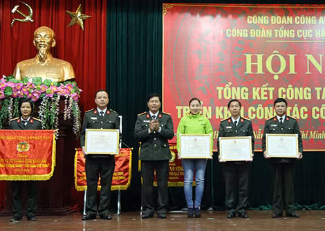 Đại diện Công đoàn CAND tặng Cờ và Bằng khen cho các tập thể, cá nhân