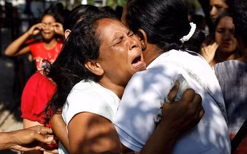 Người thân của các nạn nhân chết cháy tại trại giam Venezuela.