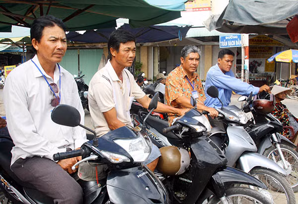 Các thành viên trong đội xe ôm thị trấn Giồng Riềng.