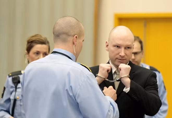 Anders Breivik khi bị dẫn ra tòa.