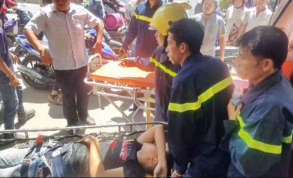 Đưa nạn nhân từ sân thượng tầng 4 xuống mặt đường 2-4 trong tình trạng vỡ xương chậu.