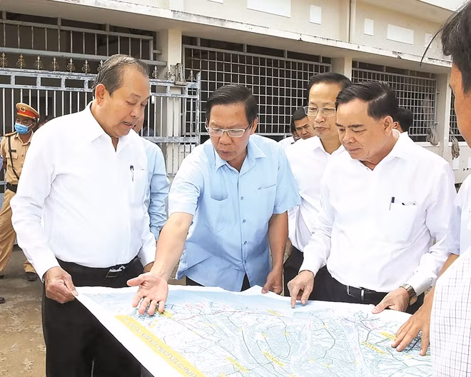 Phó Thủ tướng Thường trực Chính phủ Trương Hòa Bình nghe lãnh đạo tỉnh Bến Tre đề xuất phương án xây cầu trên tuyến đường hành lang ven biển nối với tỉnh Tiền Giang.