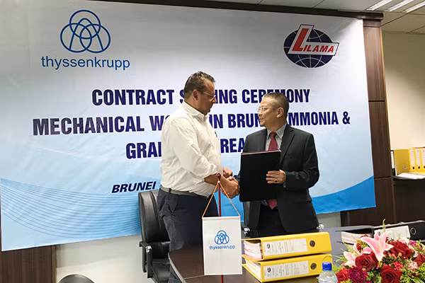 Tổng Giám đốc Lilama Lê Văn Tuấn và đại diện Tổng thầu Thyssenkrupp ký kết hợp đồng.