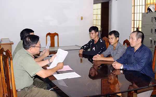 Công an Tây Ninh giáo dục, cảm hoá các đối tượng sai phạm.