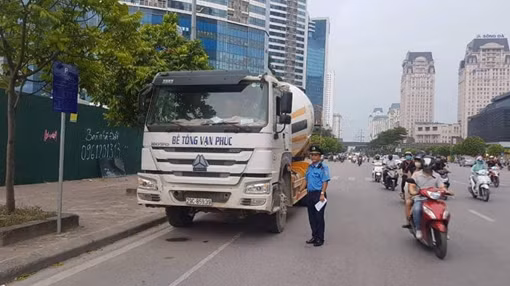 Xe tải đi vào đường cấm bị người dân quay clip gửi Công an ảnh 2