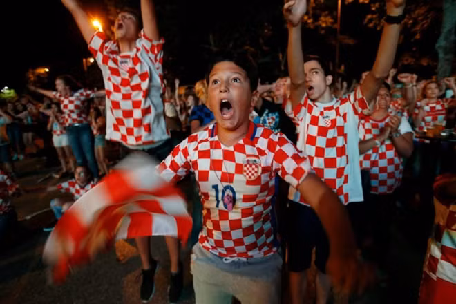 Người dân Croatia ở mọi lứa tuổi đều đổ xô xuống đường để hòa chung không khí náo nhiệt của cả đất nước.