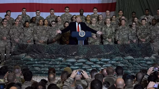 Tổng thống Donald Trump khi đến thăm một doanh trại quân đội.