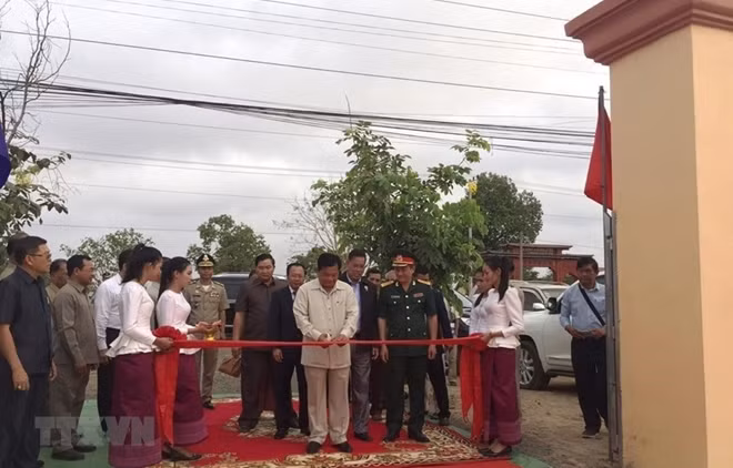 Quang cảnh lễ cắt băng khánh thành Đài Hữu nghị. Ảnh: Nhóm PV CQTT TTXVN tại Campuchia
