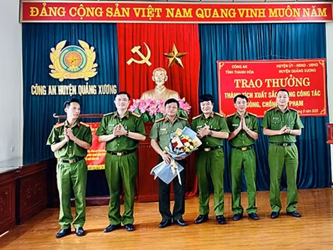 Thưởng vụ bắt giữ đối tượng vận chuyển trái phép 4 cá thể tê tê ảnh 3