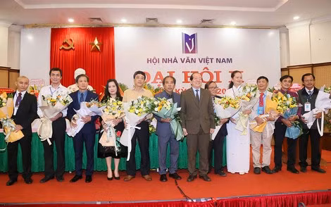 Ban Chấp hành Hội Nhà văn Việt Nam khóa X gồm 11 thành viên.