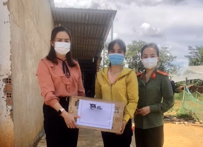 Hội Phụ nữ Công an tỉnh tặng quà cho các hộ dân có hoàn cảnh khó khăn trên địa bàn huyện Đắk R’lấp.
