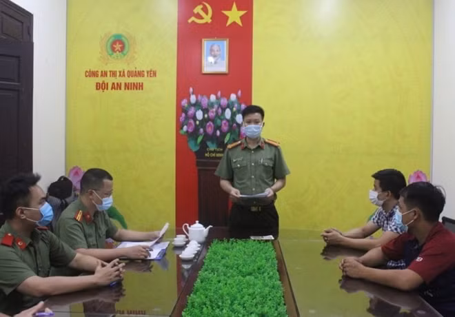 Hai đối tượng bị lực lượng chức năng xử phạt.
