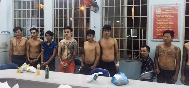 Một băng giang hồ bị bắt giữ và hàng nóng của một nhóm côn đồ.