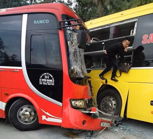 Hành khách phá kính xe thoát ra ngoài.