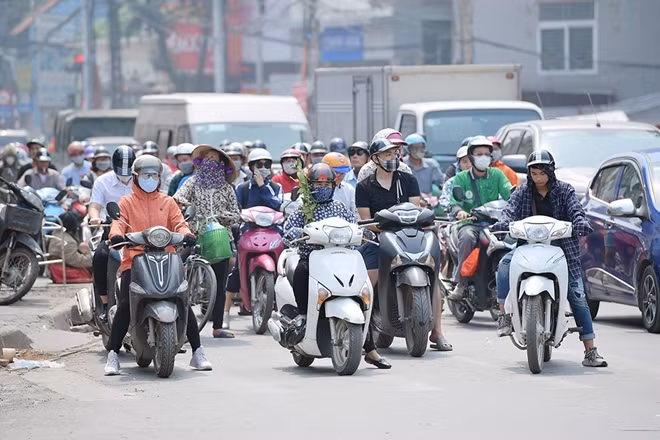 Những ngày qua, do ảnh hưởng của rìa phía Đông Nam vùng áp thấp nóng phía Tây với đới gió Tây Nam gây hiệu ứng “phơn” (gió Lào khô nóng) nên ở khu vực Tây Bắc Bắc Bộ và vùng núi các tỉnh Trung Bộ xuất hiện nắng nóng cục bộ. Theo thông tin từ Trung tâm Dự báo khí tượng thuỷ văn Trung ương, đợt nắng nóng này sẽ mở rộng ra các tỉnh Trung Bộ và khu vực phía Tây Bắc Bộ với nhiệt độ cao nhất phổ biến 35 - 37 độ C, riêng khu vực vùng núi các tỉnh Trung Bộ phổ biến 38 - 39 độ C, có nơi trên 40 độ C.