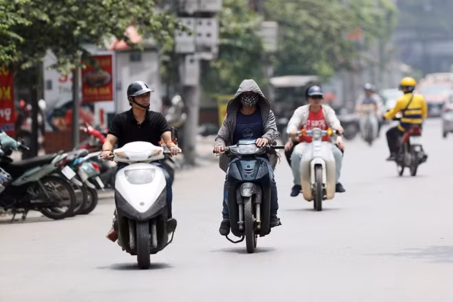 Nam giới vốn có sức chịu đựng tốt cũng phải mượn sự giúp sức từ chiếc áo chống nắng khi ra đường.