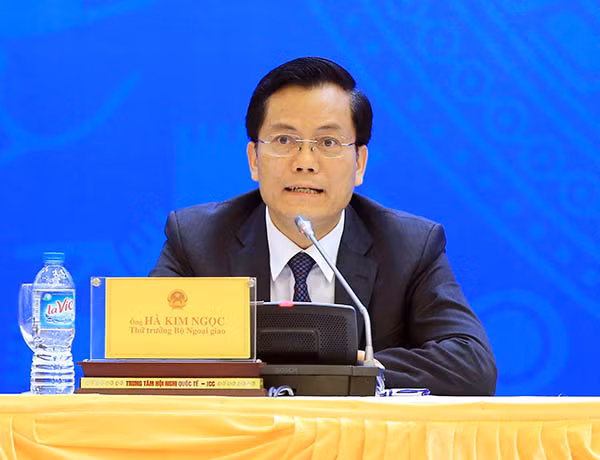 Đồng chí Hà Kim Ngọc, Thứ trưởng Bộ Ngoại giao trả lời phỏng vấn báo chí.