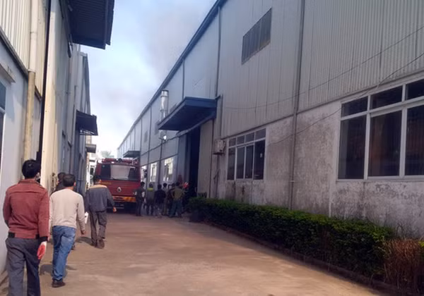 Lực lượng chức năng triển khai dập lửa. Ảnh: Lâm Tăng.