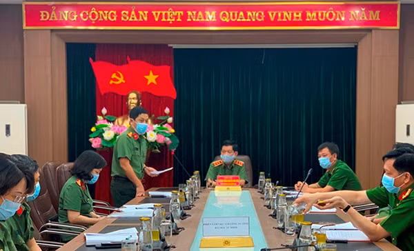 Đại tá Nguyễn Hồng Nguyên, Phó Chánh Văn phòng Bộ Công an phát biểu tại cuộc họp