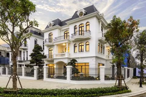 Biệt thự mẫu Vinhomes Star City nằm trên đường Hoa Hồng 15 – thuộc phân khu Hoa Hồng. Tham quan biệt thự mẫu, khách hàng cũng sẽ có cơ hội trải nghiệm trực tiếp tiến độ và chất lượng thi công của khu đô thị