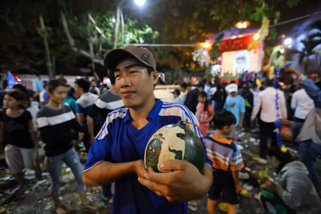 Anh Minh vui vẻ khi đã giành được quả dưa hấu còn nguyên vẹn. "Trái này còn tươi và đẹp, tôi sẽ mang về để chưng. Chỉ cần lấy được chừng ấy đố cúng thôi là cũng có lộc năm mới rồi", anh Minh chia sẻ.