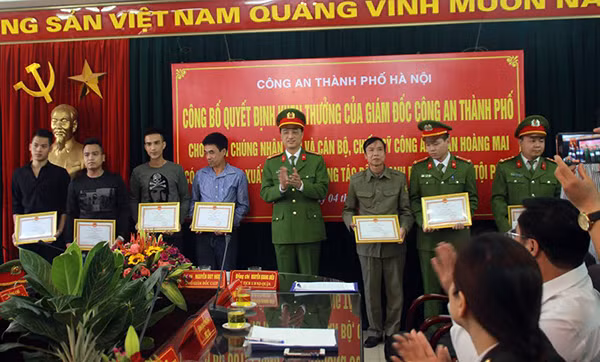 Đại tá Nguyễn Duy Ngọc, Phó Giám đốc CATP Hà Nội tặng giấy khen cho các cá nhân có thành tích xuất sắc trong công tác đấu tranh, phòng chống tội phạm quận Hoàng Mai