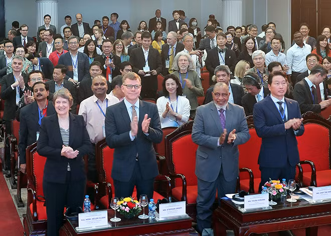 Bà Helen Clark (hàng đầu tiên, ngoài cùng bên trái) cùng các đại biểu quốc tế tham dự “Diễn đàn Hà Nội 2018”