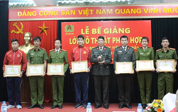 Các Giảng viên, học viên xuất sắc nhận Bằng khen của Tổng cục Chính trị CAND