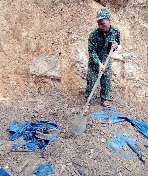 Máy móc, thiết bị phục vụ việc khai thác vàng trái phép được các đối tượng chôn sâu dưới đất tại Khu bảo tồn thiên nhiên Sông Thanh.