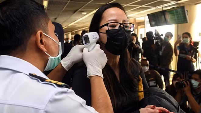 Dịch COVID-19 diễn biến phức tạp, số ca nhiễm ngoài Trung Quốc tăng vọt. Ảnh: Reuters