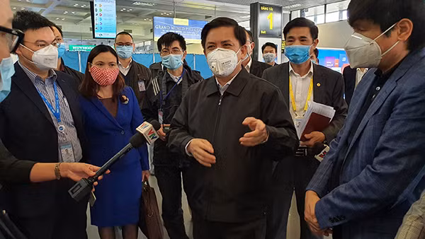 Bộ trưởng Nguyễn Văn Thể kiểm tra công tác phòng, chống dịch tại sân bay quốc tế Nội Bài. Bộ trưởng Nguyễn Văn Thể kiểm tra công tác phòng, chống dịch tại sân bay quốc tế Nội Bài.