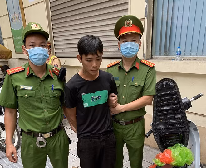 Đối tượng Võ Trần Anh giấu ma túy vào trong quần lót.