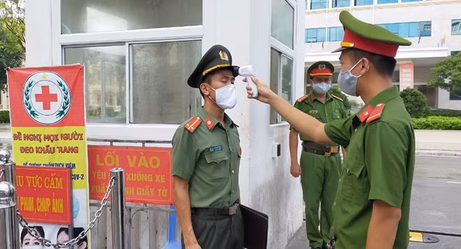 CBCS bảo vệ mục tiêu kiểm tra thân nhiệt đối với CBCS và nhân dân khi đến cơ quan