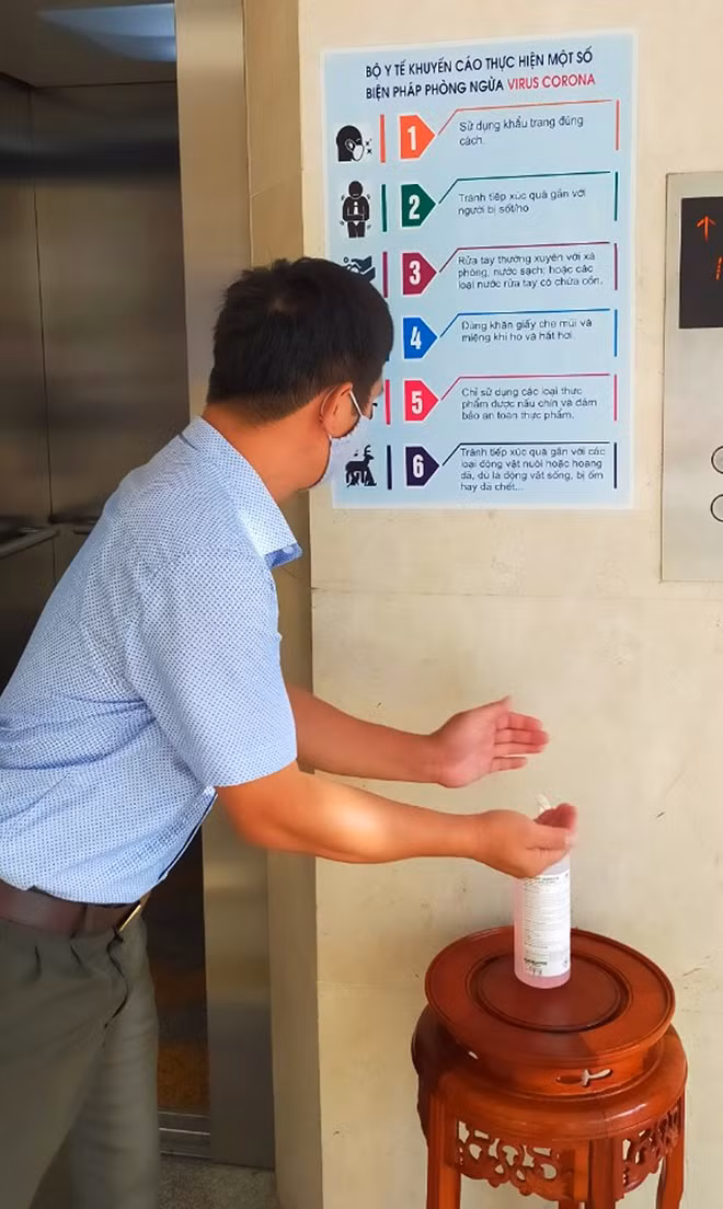 Công an tỉnh trang bị đầy đủ dung dịch sát khuẩn cho CBCS và nhân dân thực hiện vệ sinh tay phòng, chống dịch Covid - 19