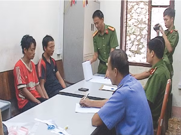Lù A Vàng và Lù A Súa (bìa trái) khai nhận tại cơ quan điều tra.