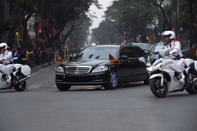 Đoàn xe hộ tống Chủ tịch Triều Tiên Kim Jong-Un di chuyển nhanh trên đường phố Hà Nội