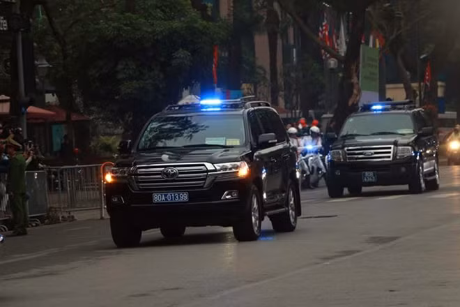 Chủ tịch Kim Jong-un tới Đại sứ quán Triều Tiên trong sự hò reo, vui mừng của nhân viên Đại sứ quán Triều Tiên. Họ bày tỏ niềm vui khi được gặp nhà lãnh đạo của mình tại Việt Nam.