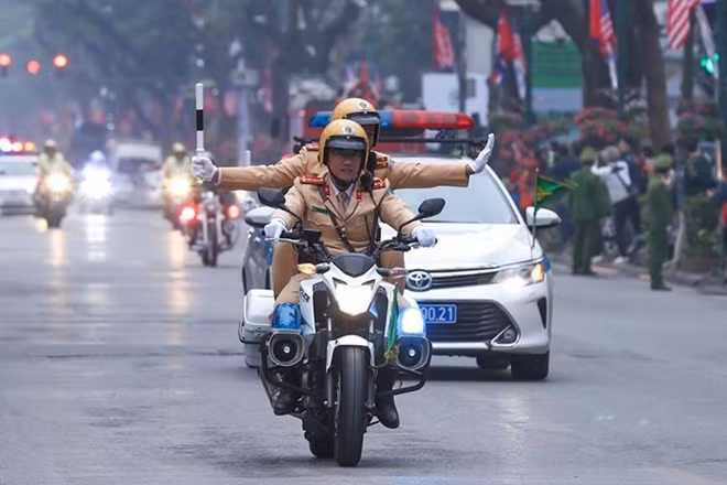 Cảnh sát dẫn đường liên tục ra tín hiệu ưu tiên.