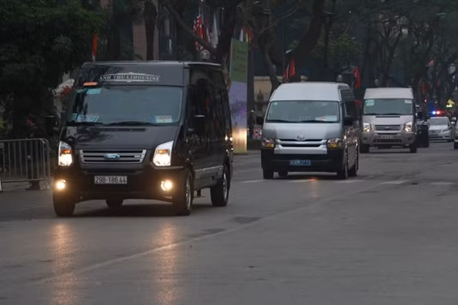 Các thành viên trong đoàn Triều Tiên di chuyển trên các xe 16 chỗ đi sau.