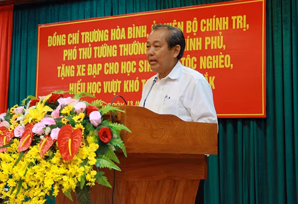 Phó Thủ tướng Thường trực Trương Hòa Bình phát biểu tại buổi lễ tặng xe đạp.